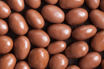 Milk chocolate covered almonds 12.5 kg