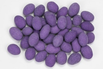 Chocolate covered almonds with blueberry coating 5 kg
